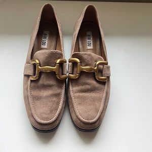 Beautiful shoes with amazing gold detail on top! As good as new!